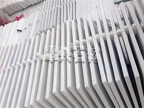 雪花白石材為什么會不平整呢
